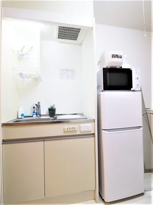 システムキッチンで 手料理可能! 冷蔵庫・電子レンジ・炊飯器等一人暮らしに必要な家具家電が標準化されています。