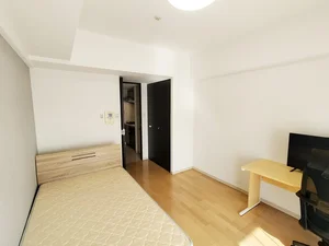写真はお部屋のイメージです。ラグなどの室内装飾はございません。