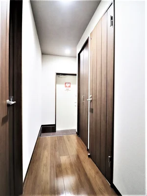 廊下！　広々とした空間でウッド調の落ち着いた色合いが魅力！