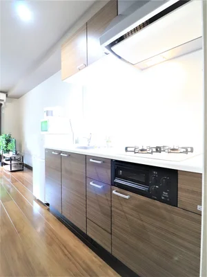 システムキッチンで調理器具や食器類など豊富に準備！　食材を用意いただければ即日自炊が可能です。