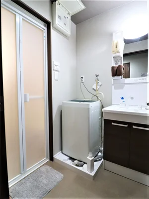 独立洗面台付きで　朝支度やお風呂上りに便利！　洗濯機ありで毎日の衣服など清潔に保っていただけます。