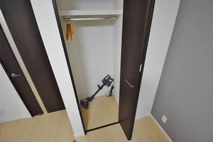 【掃除機完備】岐阜市ウィークリーマンション・岐阜市マンスリーマンションではビジネスホテルと違い、自宅と同じように生活できるのが強みの1つです。