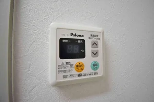 温度調節機能も完備、お湯張りも簡単に出来ます♪また、スポンジ・浴槽用洗剤も完備で岐阜県本巣市エリアで長期利用向け。シャンプー・ボディソープ・タオルもご用意しておりますのでお荷物も少なく済みますね★