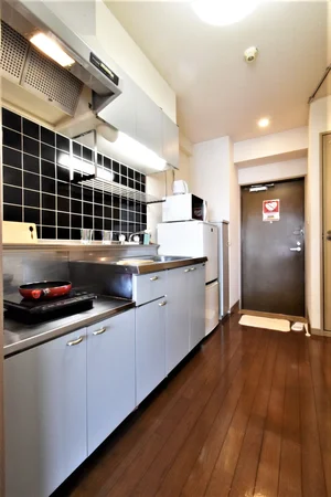 キッチン（食器類や洗剤も充実しており　冷蔵庫や電子レンジなど家電も豊富です！