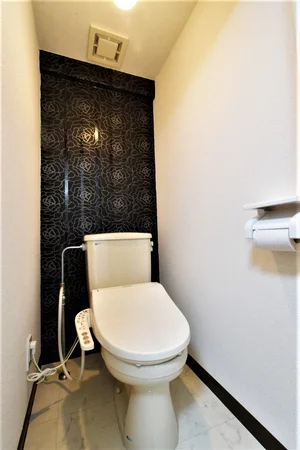 温水暖房便座付き♪　愛好家にもおすすめです！　洗剤やトイレットペーパーなどすべて標準品です。