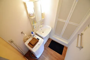 洗濯機だけでなく、タオル(大)、タオル(小)、洗濯洗剤、使い捨て歯ブラシ、バスマットまで完備(^_-)-☆