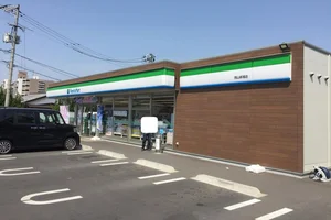 ファミリーマート岡南店まで徒歩4分、300ｍ。