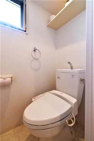 温水暖房便座付き！　トイレブラシや洗剤等あり　清潔に保っていただけます。