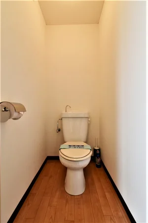 バストイレ別! トイレットペーパーはもちろん トイレブラシや洗剤などもあり! 清潔に保てます!