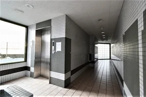 エレベーター付き! 荷物重いときでも上下階移動が楽々していただけます!