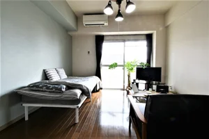 ソファ付きで ゆったりとお過ごし! 消臭スプレーやティッシュなど備品類もラインナップ!