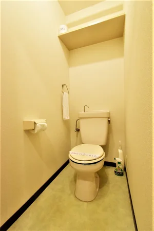バストイレ別! トイレットペーパーや洗剤など備品類も完備! 清潔に保てます。