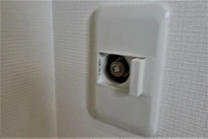 ガス煖房差込口！　外すときは長方形の突起を押して取り外しください！