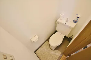 トイレ用洗剤、ブラシをご用意しておりますので長期ご利用の場合の気になる汚れなどもお掃除して頂けます♪オプション不要の三重県鈴鹿市ウィークリーマンション。