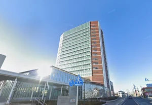 鈴鹿市役所まで車で12分、4.7km。