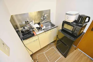 キッチンには冷蔵庫、ケトル、炊飯器、調理器具を完備。ホテルと違い自炊できるのでで長期ご利用のお客様でも安心ですね!三重県鈴鹿市ウィークリーマンションの強みです♪
