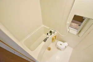 【三重県鈴鹿市ウィークリーマンションバス画像】三重県鈴鹿市マンスリーマンションでは、バスルームにも多数の備品を設置。シャンプー、トリートメント、ドライヤーは標準設備♪