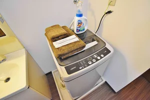 【洗濯機画像】ホテルと違い洗濯機がある生活は良いですね♪7日以上の利用なら三重県鈴鹿市ウィークリーマンションをご利用下さい★洗濯洗剤も完備‼