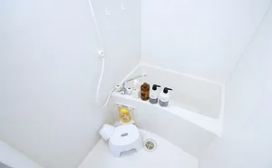 バスルーム画像です♪三重県鈴鹿市ウィークリーマンションでは、お風呂用の椅子もあるのでごゆっくりと快適にご利用いただけます★