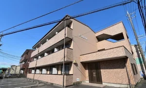 【敷地内駐車場】三重県鈴鹿市ウィークリーマンションでは利便性が良い物件を揃えてます。三重県鈴鹿市エリアに詳しくないお客様もご連絡頂ければ専門スタッフがしっかり物件選定を行います。お気軽にお問い合わせください★