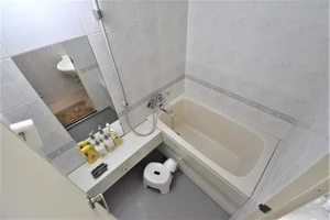 【三重県伊勢市ウィークリーマンションバス画像】三重県伊勢市マンスリーマンションでは、バスルームにも多数の備品を設置。シャンプー、トリートメント、ドライヤーは標準設備♪