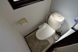 【トイレ画像】ウォシュレット付トイレです(*^^)v清掃道具もご用意しております☆彡岐阜県岐阜市ウィークリーマンションでは標準設備です♪
