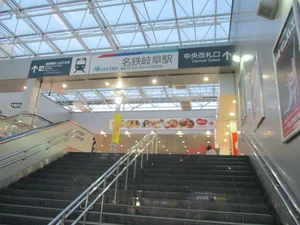 名鉄岐阜駅まで車で18分。