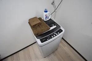 【洗濯機画像】ホテルと違い洗濯機がある生活は良いですね♪7日以上の利用なら岐阜県岐阜市ウィークリーマンションをご利用下さい★洗濯洗剤も完備‼