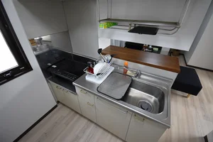 【キッチン画像】岐阜県岐阜市ウィークリーマンション♪冷蔵庫、電子レンジ、炊飯器、ケトル、調理器具や食器類もご用意しております(^^♪