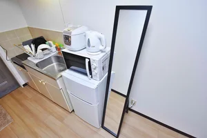【冷蔵庫・電子レンジ】ホテルと違い岐阜県大垣市ウィークリーマンションでは標準設備♪一人暮らし用の冷蔵庫なので1週間以上の暮らしに最適★お客様の声から今の形になりました。
