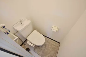 【トイレ画像】ウォシュレット付トイレです(*^^)v清掃道具もご用意しております☆彡岐阜県大垣市ウィークリーマンションでは標準設備です♪