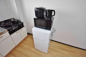 【冷蔵庫・電子レンジ】ホテルと違い三重四日市駅前ウィークリーマンションでは標準設備♪一人暮らし用の冷蔵庫なので1週間以上の暮らしに最適★お客様の声から今の形になりました。