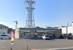 ファミリーマート 四日市城西町店まで徒歩12分、950ｍ。