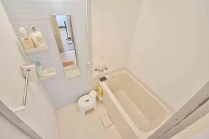 【三重四日市駅前ウィークリーマンションバス画像】三重四日市駅前マンスリーマンションでは、バスルームにも多数の備品を設置。シャンプー、トリートメント、ドライヤーは標準設備♪