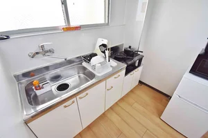 【キッチン画像】三重四日市駅前ウィークリーマンションでは、冷蔵庫や電子レンジ・ケトル・炊飯器などもご用意しております(*'ω'*)