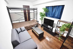 Kマンスリー岡山イオンモール前★お洒落な棚が特徴的なお部屋で、テレビ、空気清浄機、テーブル、ゴミ箱、掃除機やパラソルハンガー、DVDプレイヤーも完備!!長期、中期、短期宿泊に適した室内となっております。