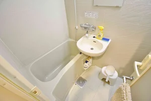 シャンプーやリンス、ボディソープ、バスマジックリンも完備です☆掃除用のスポンジもご用意しております