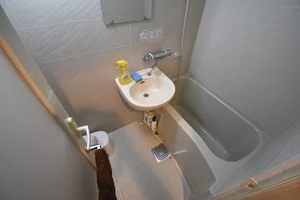 シャンプーやリンス、ボディソープ、バスマジックリンも完備です☆掃除用のスポンジもご用意しております