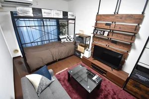 大きな画面のテレビにソファーもございますので、快適にお過ごしいただけます(^^)/