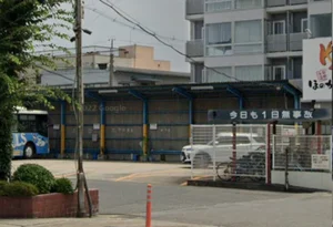 バス停岡南営業所まで徒歩2分、120m。