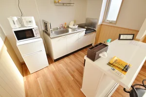 冷蔵庫、電子レンジ、ケトル、炊飯器、２口のIHコンロなど調理に必要な家電の他に、お皿や茶わんなどの食器も完備。
