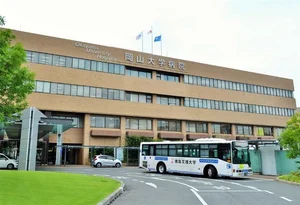 岡山大学病院まで車で5分、1km。駐車場も各部屋に対して１台あるので、お車がある方には必見の物件となります(^^♪