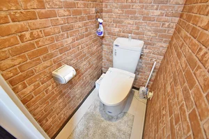 ウォシュレットつきのトイレです。老若男女皆様に安心してご利用いただけますね☆トイレにもトイレ用洗剤とトイレ用ブラシをご用意しておりますので長期ご利用の場合の気になる汚れなどもお掃除して頂けます＾＾