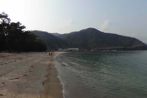 気比の松原まで車で7分、2.6km。