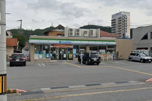ファミリーマート 米原駅西店まで徒歩8分、650m。