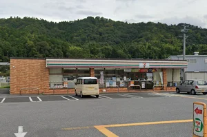 セブン-イレブン 米原梅ヶ原店まで徒歩19分、1.6km。