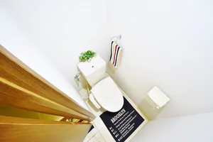 ウォシュレットつきのトイレです。老若男女皆様に安心してご利用いただけますね☆トイレにもトイレ用洗剤とトイレ用ブラシをご用意しておりますので長期ご利用の場合の気になる汚れなどもお掃除して頂けます＾＾