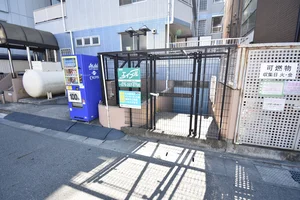 ゴミ捨て場は敷地内にございます。忙しい朝でも安心♬