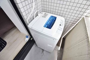 【洗濯機・タオル】ホテルと違い姫路駅前南畝町ウィークリーマンションでは洗濯が毎日できます。その分、着替えも少なく、手軽に利用できるをコンセプトに7日以上の生活に適したお部屋となってます♪