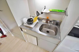 キッチンには冷蔵庫、ケトル、炊飯器、調理器具を完備。ホテルと違い自炊できるのでで長期ご利用のお客様でも安心ですね!姫路駅前南畝町ウィークリーマンションの強みです♪